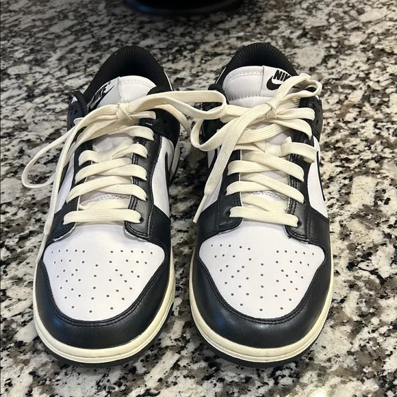 Nike Dunk Black and White Athletic Shoes Women’s Size 9 worn once - Picture 2 of 8
